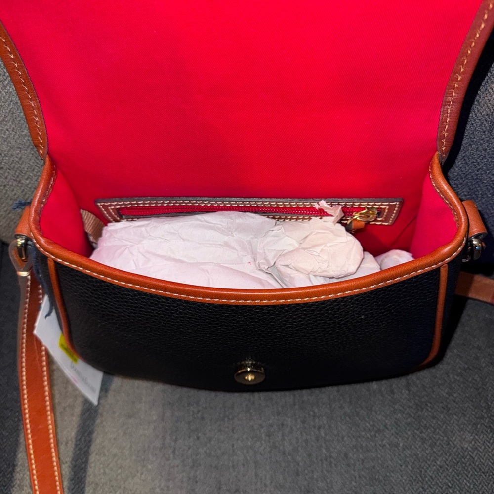 Elegant Black and Tan Women's Bag Set - Picture 2 of 5